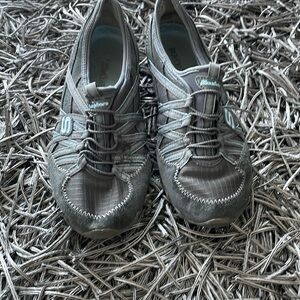8 1/2 Skechers shoe.  Gray